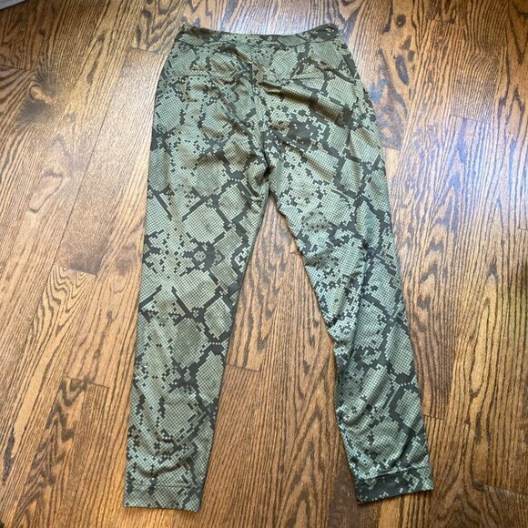 Lululemon Athletica Green Cropped Pants - Picture 10 of 13